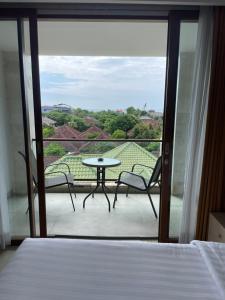 Stylish 2 Bedroom Penthouse Apt, Newly Refreshed, 50 Mbps, Pool, Gym, Resto