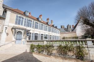 B&B / Chambres d'hotes L'Hotel de Panette, Un exceptionnel chateau en ville - Chambres et suites historiques, parking - Petit Dejeuner offert : Suite Prince Charles de Bourbon