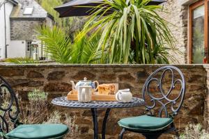 Water Mill at East Trenean Farm -Luxury Cornish Cottage sleeping 4 with hot tub, private garden, rural views and EV facilities