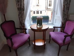 King Room with Bath room in Brocks Guest House