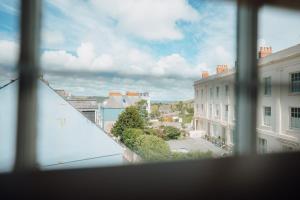 Lofty, elevated luxury apartment at Tenby Harbour