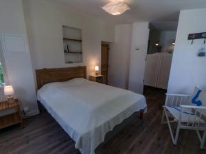 Maisons de vacances Maison Charme 3 Chambres, Grand Jardin Paysage, Proche Le Palais, Ideale Famille - FR-1-418-15 : photos des chambres