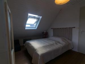 Maisons de vacances Maison Charme 3 Chambres, Grand Jardin Paysage, Proche Le Palais, Ideale Famille - FR-1-418-15 : photos des chambres