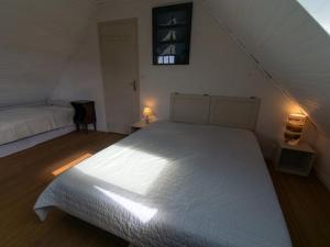 Maisons de vacances Maison Charme 3 Chambres, Grand Jardin Paysage, Proche Le Palais, Ideale Famille - FR-1-418-15 : photos des chambres