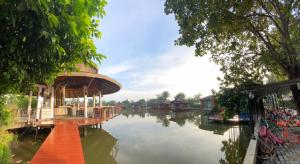 Boat House Boutique Riverside