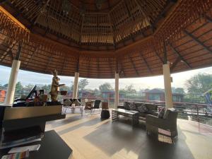 Boat House Boutique Riverside