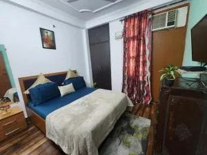 Homlee-Best Value flat with kitchen Near Metro - Khekra