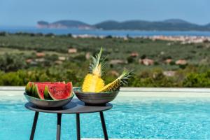 Camera in Villa con piscina e vista mare