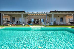 Camera in Villa con piscina e vista mare