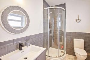 Apt 1 - Queens Court