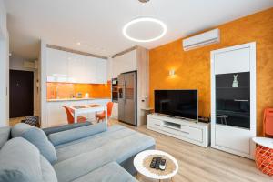 Metro Młynów Vibrant Apartment by BookingHost