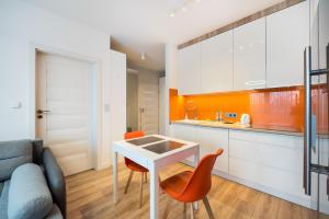 Metro Młynów Vibrant Apartment by BookingHost