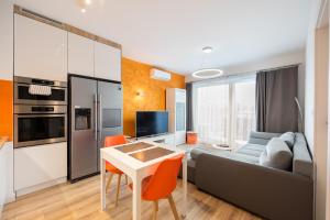 Metro Młynów Vibrant Apartment by BookingHost