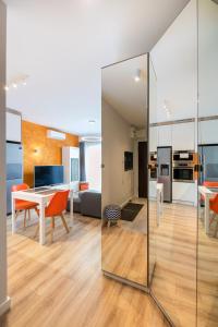 Metro Młynów Vibrant Apartment by BookingHost