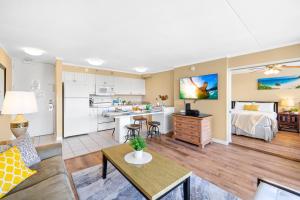 12Fl Renovated with Mountain View, Lanai and Parking