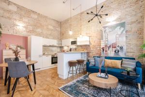 Comfy downtown hideaway with urban touch