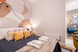 Comfy downtown hideaway with urban touch