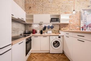 Comfy downtown hideaway with urban touch