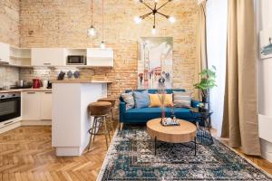 Comfy downtown hideaway with urban touch