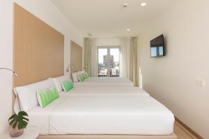 Deluxe Quadruple Room room in SmartRoom Barcelona