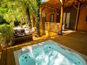 Campings Camping Hotel Les Rives du Loup : photos des chambres