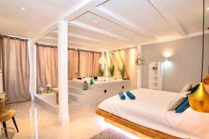 Luxury Villa with Private Heated pool And Jacuzzi