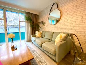 Beautiful 2 Bedroom Apartment - 1 Minute walk to Poole Quay - Great Location - Free Parking - Fast WiFi - Smart TV - Newly decorated - sleeps up to 4! Close to Poole & Bournemouth & Sandbanks