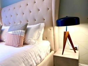 Beautiful 2 Bedroom Apartment - 1 Minute walk to Poole Quay - Great Location - Free Parking - Fast WiFi - Smart TV - Newly decorated - sleeps up to 4! Close to Poole & Bournemouth & Sandbanks