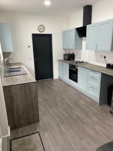 Apex Living NE - Carnegie House 4 Bed House, FREE PARKING FREE WiFi