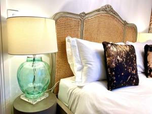 Elegant Apartment - 1 Minute walk to Poole Quay - Great Location - Free Parking - Fast WiFi - Smart TV - Newly decorated - sleeps up to 2! Close to Poole & Bournemouth & Sandbanks