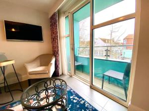 Stunning Apartment - 1 Minute walk to Poole Quay - Great Location - Free Parking - Fast WiFi - Smart TV - Newly decorated - sleeps up to 2! Close to Poole & Bournemouth & Sandbanks