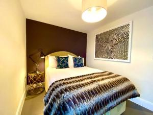 Stunning Apartment - 1 Minute walk to Poole Quay - Great Location - Free Parking - Fast WiFi - Smart TV - Newly decorated - sleeps up to 2! Close to Poole & Bournemouth & Sandbanks