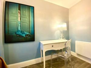 Stylish Apartment - 1 Minute walk to Poole Quay - Great Location - Free Parking - Fast WiFi - Smart TV - Newly decorated - sleeps up to 2! Close to Poole & Bournemouth & Sandbanks