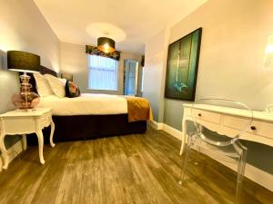 Stylish Apartment - 1 Minute walk to Poole Quay - Great Location - Free Parking - Fast WiFi - Smart TV - Newly decorated - sleeps up to 2! Close to Poole & Bournemouth & Sandbanks