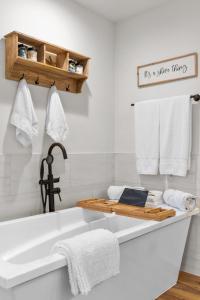 Seabrook 3BR Sleeps 10 w Backyard, Fire Pit Near Kemah