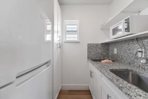 Wonderful Studio with pool and parking at the beach! M31