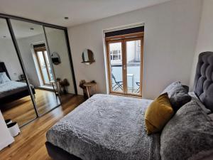 Beautiful central townhouse w parking for 2 cars