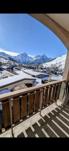 Au pied des pistes avec panorama sur les montagnes