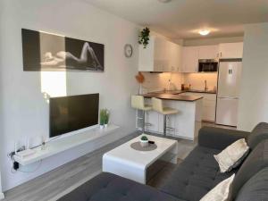 Great location, private parking, new apt