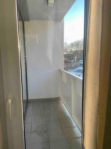 Great location, private parking, new apt