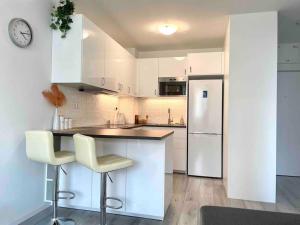 Great location, private parking, new apt