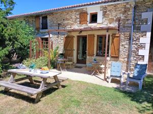 Maisons de vacances Spacious Cottage in Saint Jean de Sauves with Terrace : photos des chambres