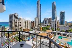 Deluxe Twin Studio in Surfers Paradise - CoastHM