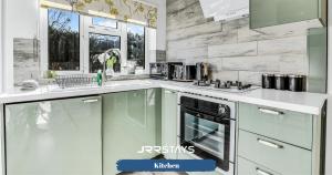 Bordesley - 3 Bedroom, Sleeps 7, Wi-Fi , Parking - JRR Stays