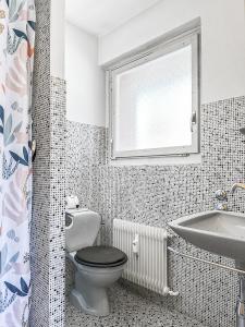 Between slopes and golf facing the Alps