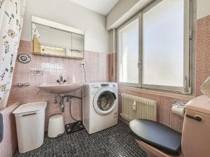 Between slopes and golf facing the Alps