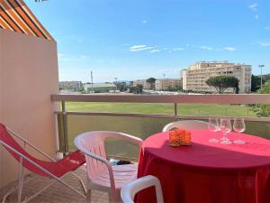 Apartment (4 Adults) room in Appartement Le Lavandou 1 pièce 4 personnes - FR-1-251-236