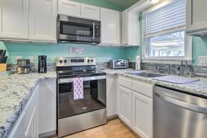 Oak Island Vacation Rental Less Than 1 Mi to Beach!