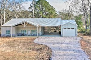 Home with Screened Porch - Near Toledo Bend Lake!