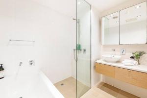 Lady of the Lagoon Spacious Waterfront Luxury